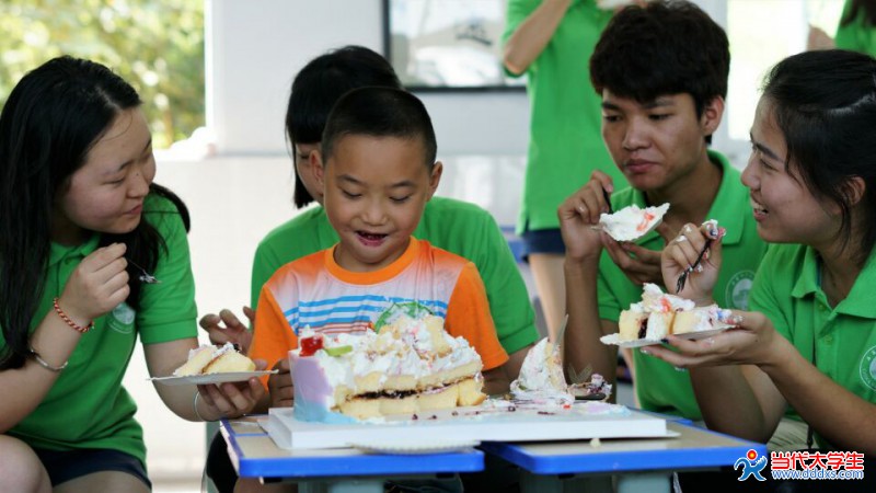 师大学子举办暖心生日派对搭建爱心之路