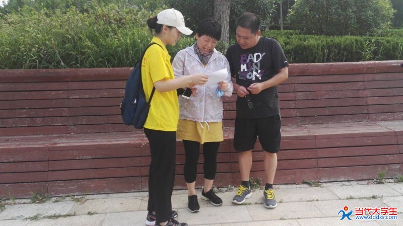 图为一对夫妇听闻我们在做调查活动,热情主动地进行采访.