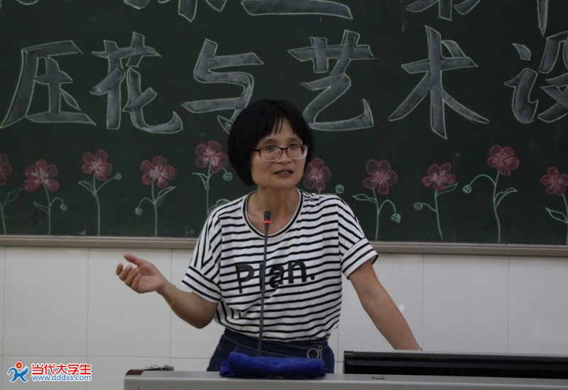 老师进行点评(俞丹丹摄)