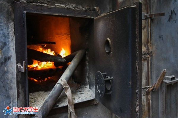 首车镇中坝烘烤工厂一共有40余个烤烟炉,种植户送烟草烘烤时,工厂都会