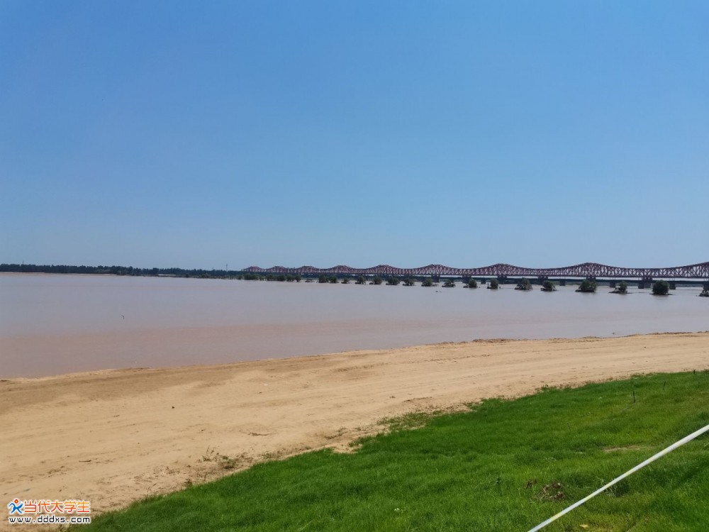 便可见雄浑壮美的大河风光,奔腾不息的黄河水流,这里便是黄河地上"