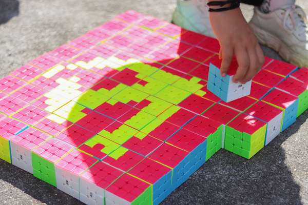 拼图现场(罗炫思摄)"党旗"魔方拼图(廖雯诗摄)岭南师范学院体育科学