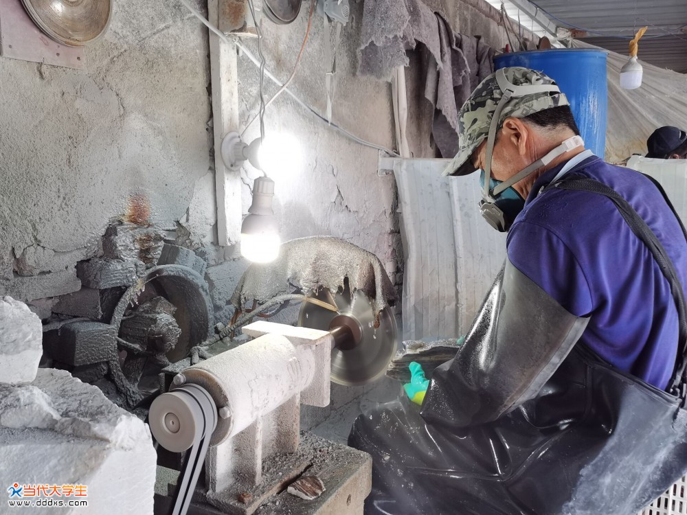 云游晶彩饰界助力乡村振兴暑期社会实践之参观水晶加工厂